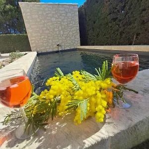 Hébergement de vacances La Maison De Manon, 4-5personnes, 75m2, Centre Village, Jardin Et Wifi, Maussane-les-Alpilles